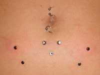 Microdermal Piercing am Bauch