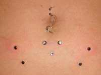 Microdermal Piercing am Bauch